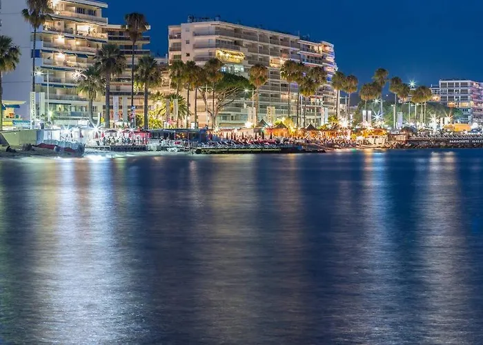 Grand 2 Pieces Climatise Dans De Standing Avec Vue Piscine Au Bord De La 昂蒂布